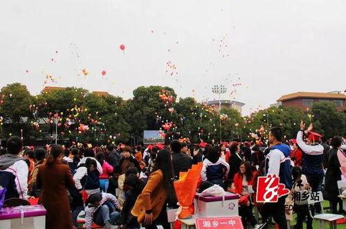 转场视频礼花筒成人礼,礼花筒中的青春绽放