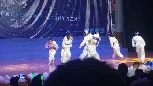 转场视频礼花筒成人礼,礼花筒中的青春绽放