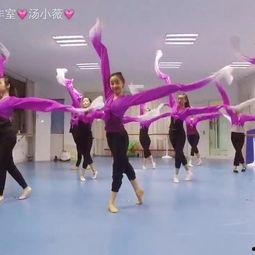 成人人偶服装舞蹈视频