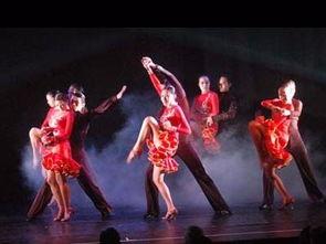 成人人偶服装舞蹈视频