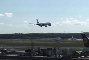 飞机变成人形视频,飞机化身人形，演绎奇幻变身之旅