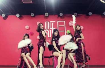 成人舞蹈爆款热门视频,揭秘成人舞蹈爆款热门视频背后的魅力