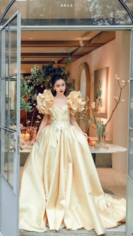 成人礼服走红毯视频,成人礼服走红毯风采瞬间