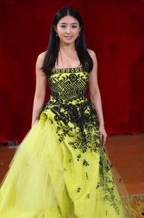 成人礼服走红毯视频,成人礼服走红毯风采瞬间