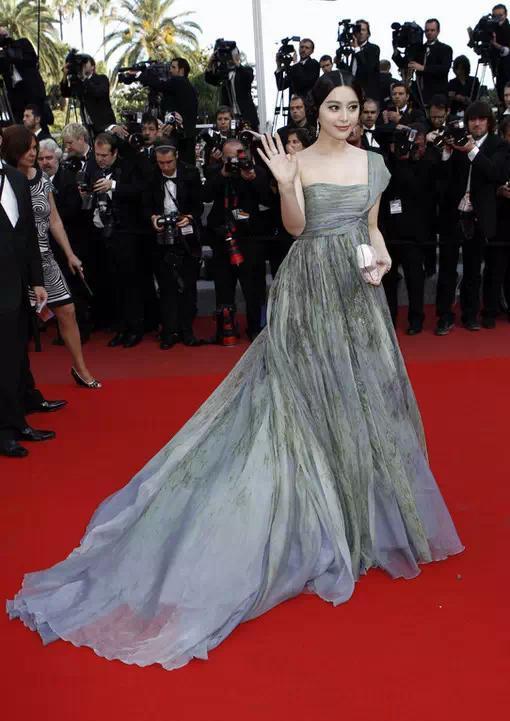 成人礼服走红毯视频,成人礼服走红毯风采瞬间